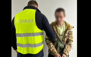 В Киеве мужчина ограбил раненого военного на инвалидной коляске