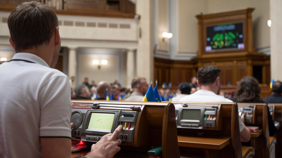 Рада підтримала скасування можливості звільнення від кримінальної відповідальності за дезертирство та СЗЧ у майбутньому – чим аргументували депутати