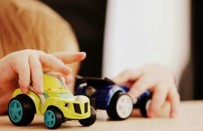 В Австралии дедушка случайно забрал чужого ребенка из детсада — воспитателя отстранили