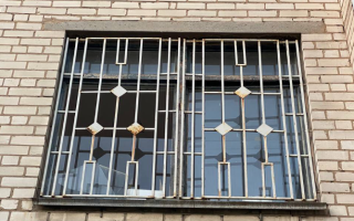 В Днепре в результате обстрела повреждено помещение двух судебных учреждений, фото