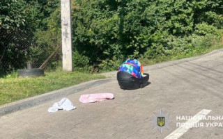 У Львові батько забув люльку з немовлям на даху авто: вона впала під час руху