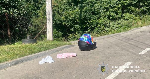 Во Львове отец забыл трубку с младенцем на крыше авто: она упала во время движения