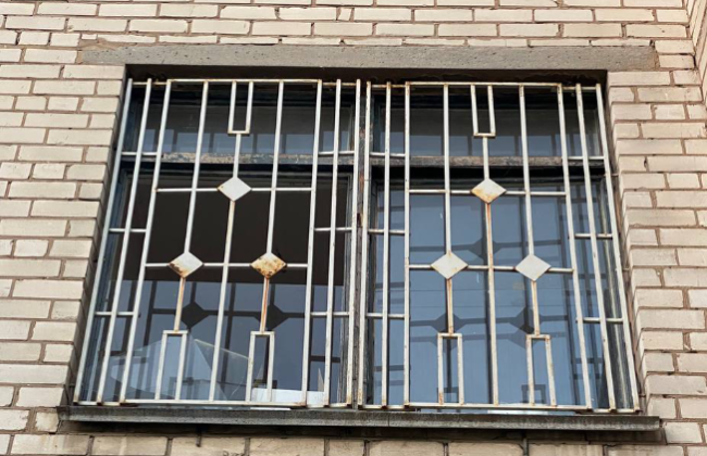 В Днепре в результате обстрела повреждено помещение двух судебных учреждений, фото