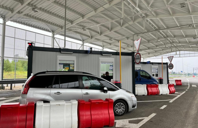 Правительство уточнило правила выезда за границу для бывших послов во время военного положения