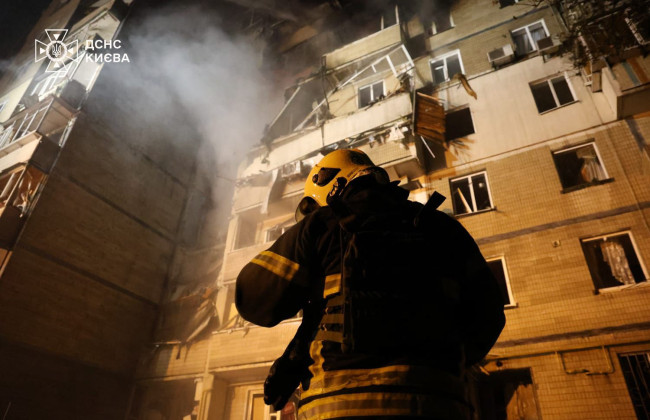 В Киеве пожар в административном здании в Печерском районе после вражеской атаки