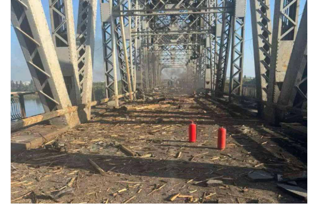 РФ ударом повредила мост через Днепр в Кременчуге — какая сейчас ситуация с движением транспорта