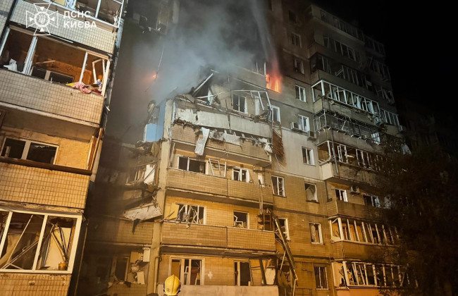 В ГСЧС показали последствия атаки на Киев – снова в огне многоэтажки, фото