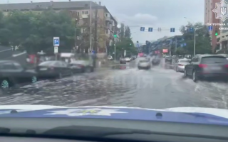 Киев затопило: вода залила супермаркеты и подземные переходы, видео