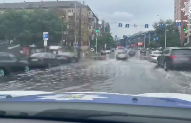 Київ затопило: вода залила супермаркети та підземні переходи, відео