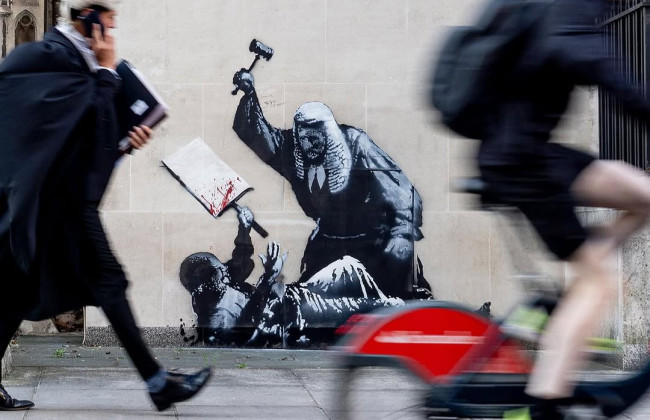 В Лондоне появился новый мурал Бэнкси с судьей, но его уже закрыли и взяли под охрану