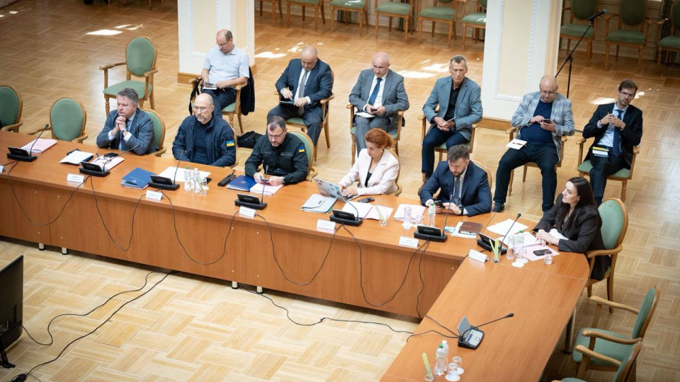 Уряд спростив бронювання кадрів для підприємств у зонах бойових дій та ОПК