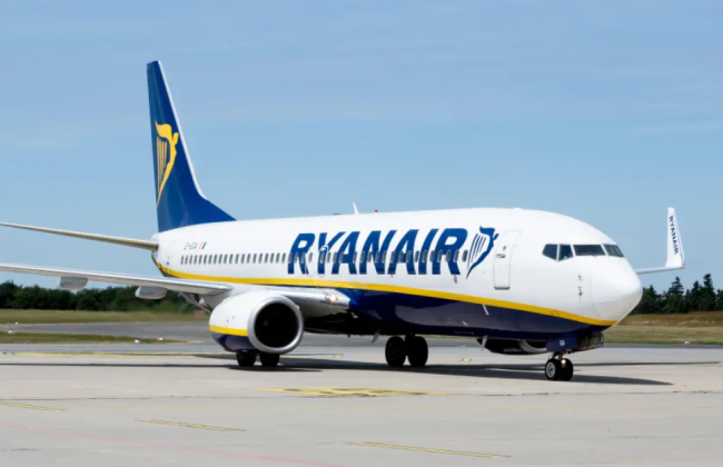 Пьяный пассажир пытался открыть дверь самолета в воздухе и устроил драку: самолет Ryanair  совершил экстренную посадку