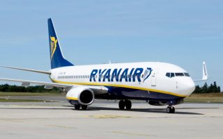 П’яний пасажир намагався відчинити двері літака в повітрі  і влаштував бійку: літак Ryanair здійснив екстрену посадку