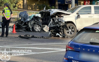 У Києві військовий на службовому авто зіткнувся з іншою машиною, є загиблі — фото