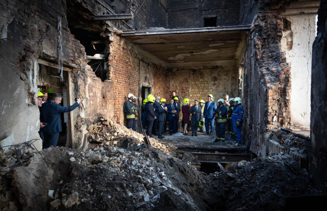 Андрей Сибига показал руководителям 60 дипмиссий поврежденное здание Кабмина из-за атаки РФ