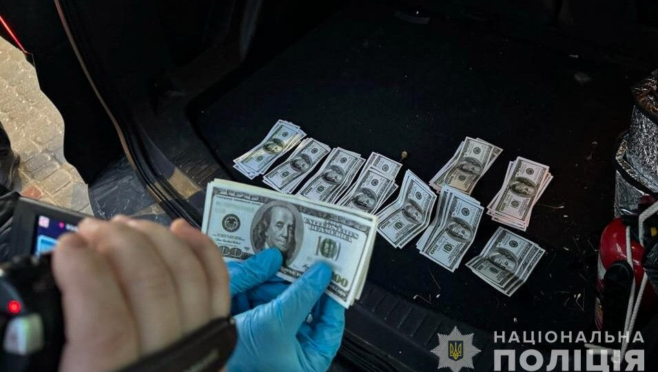 На Київщині військовослужбовці шукали клієнтів через інтернет, щоб переправити їх за кордон за $8 тисяч