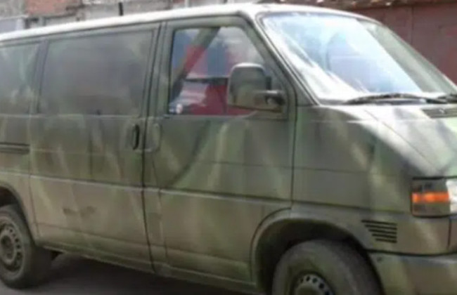 Заблокировали авто, выбили стекло и спустили колеса — в Луцке толпа повредила служебную машину ТЦК