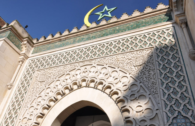 В Париже нашли свиные головы с надписью «Макрон» возле мечетей – полиция начала расследование