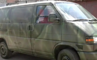 Заблокували авто, вибили скло та спустили колеса — у Луцьку натовп пошкодив службову машину ТЦК