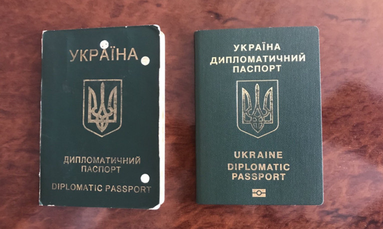 Чрезвычайным и Полномочным Послам, которые не подлежат призыву, запретили выезжать за границу после прекращения дипломатической службы
