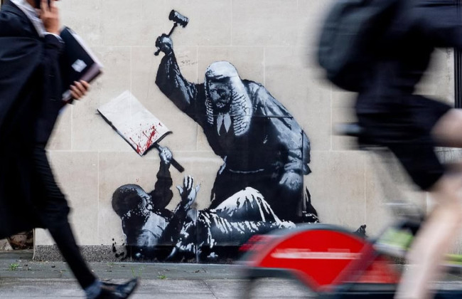 Полиция Лондона начала расследование против художника Бэнкси после его рисунка на здании суда