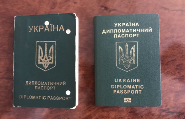 Надзвичайним і Повноважним Послам, які не підлягають призову, заборонили виїжджати за кордон після припинення дипломатичної служби