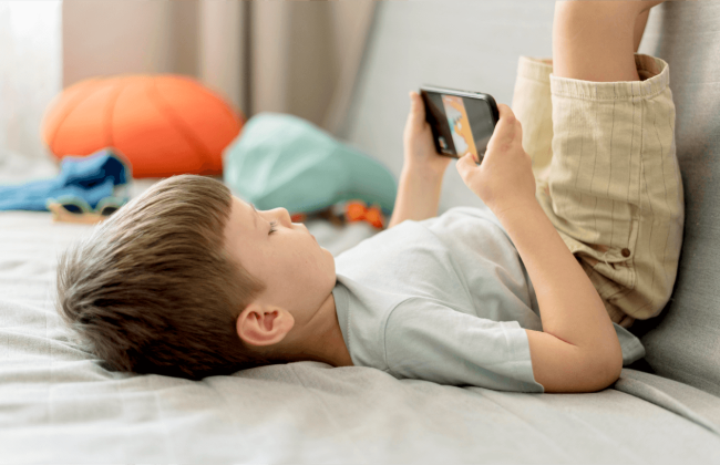 Діти, які користуються смартфоном до 13 років, частіше мають проблеми з психічним здоров’ям — дослідження