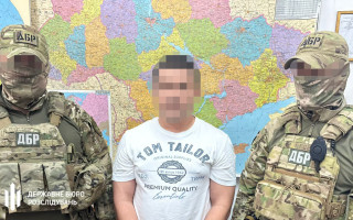 До України екстрадували експосадовця ДАІ, підозрюваного у незаконній легалізації преміальних авто
