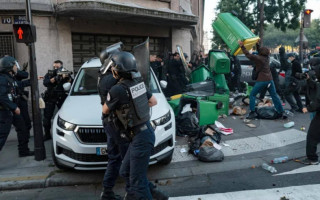 Во Франции вспыхнули масштабные протесты, на улицы вышли более 100 тысяч человек — фото и видео