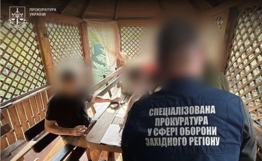 Працевлаштували ухилянтів для бронювання та забирали їх зарплату — на Львівщині викрили схему