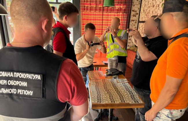 10000 долларов за фиктивное трудоустройство для бронирования — на взятке погорел сотрудник Минобороны