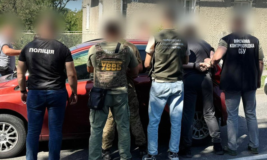 На Буковині затримали працівників ТЦК, які хотіли переправити ухилянтів за кордон