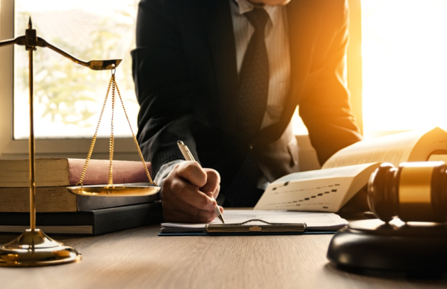 В Британии юрист обещал клиентке подать документы на развод, но сделал это лишь через год — продолжается дело