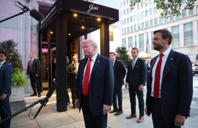 Трамп посетил ресторан неподалеку от Белого дома, чтобы показать, насколько безопасен Вашингтон — видео