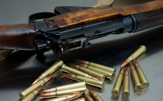 Суд виправдав чоловіка, який зберігав зброю для відсічі ворогу — деталі справи