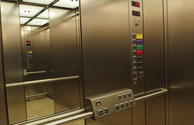 В Германии пенсионер застрял в лифте и провел там 4 дня без еды и воды