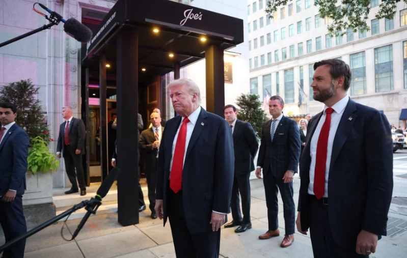 Трамп відвідав ресторан неподалік Білого дому, щоб показати, наскільки безпечний Вашингтон — відео