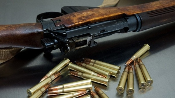 Суд оправдал мужчину, который хранил оружие для отпора врагу — детали дела