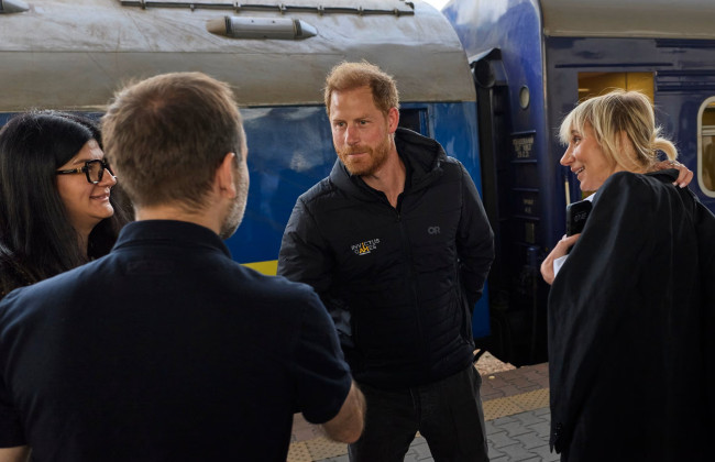 Принц Гарри приехал с неожиданным визитом в Киев и пообещал поддержку раненым военным, фото