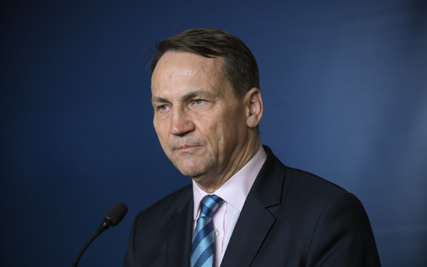 Это никак не случайность, — Сикорский отреагировал на заявление Трампа о дронах в Польше