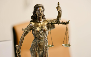 Підробив статус переселенця — суд стягнув з чоловіка понад 34 тисячі грн завданої шкоди через шахрайство з виплатами