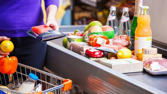 Продовольственные товары дешевеют, но мясо снова дорожает — инфляционные тенденции августа