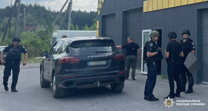 На Львівщині двох чоловіків застрелили в офісі автосервісу — поліція