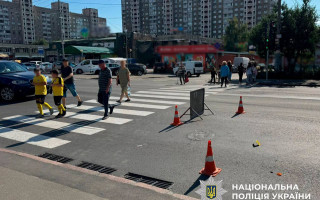 В Киеве нетрезвая женщина сбила 23-летнюю военную и скрылась с места ДТП