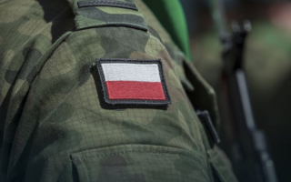 Поляки массово идут на добровольную военную подготовку, — Reuters