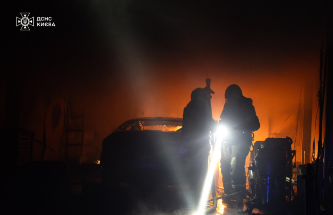 В Соломенском районе загорелась СТО – с огнем боролись два десятка спасателей