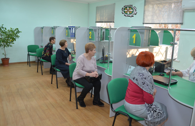 Пенсионеры выехали с оккупированной территории: нужно ли проходить идентификацию