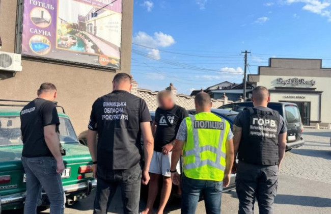 10500 долларов за билет за границу — в Винницкой области задержали «туроператора» нелегальных маршрутов