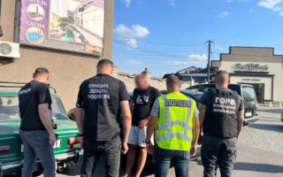 10500 доларів за квиток за кордон — на Вінниччині затримали «туроператора» нелегальних маршрутів