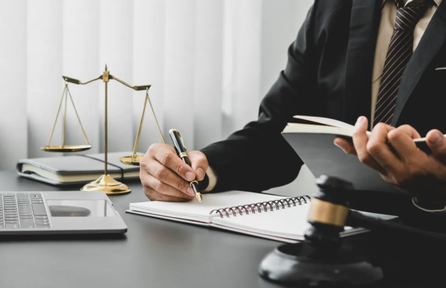 В Великобритании лишили лицензии адвоката, который солгал об обучении в Оксфорде